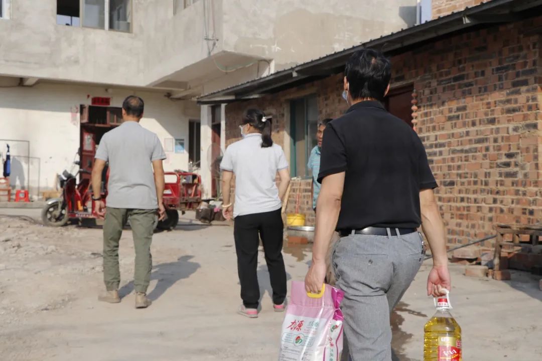 愛心(xīn)幫扶顯真情(qíng) 情暖鄉村促(cù)振興